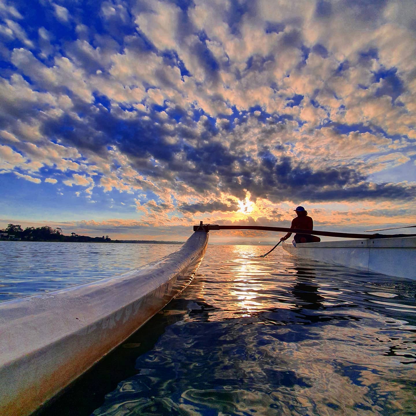 Remadores na canoa havaiana